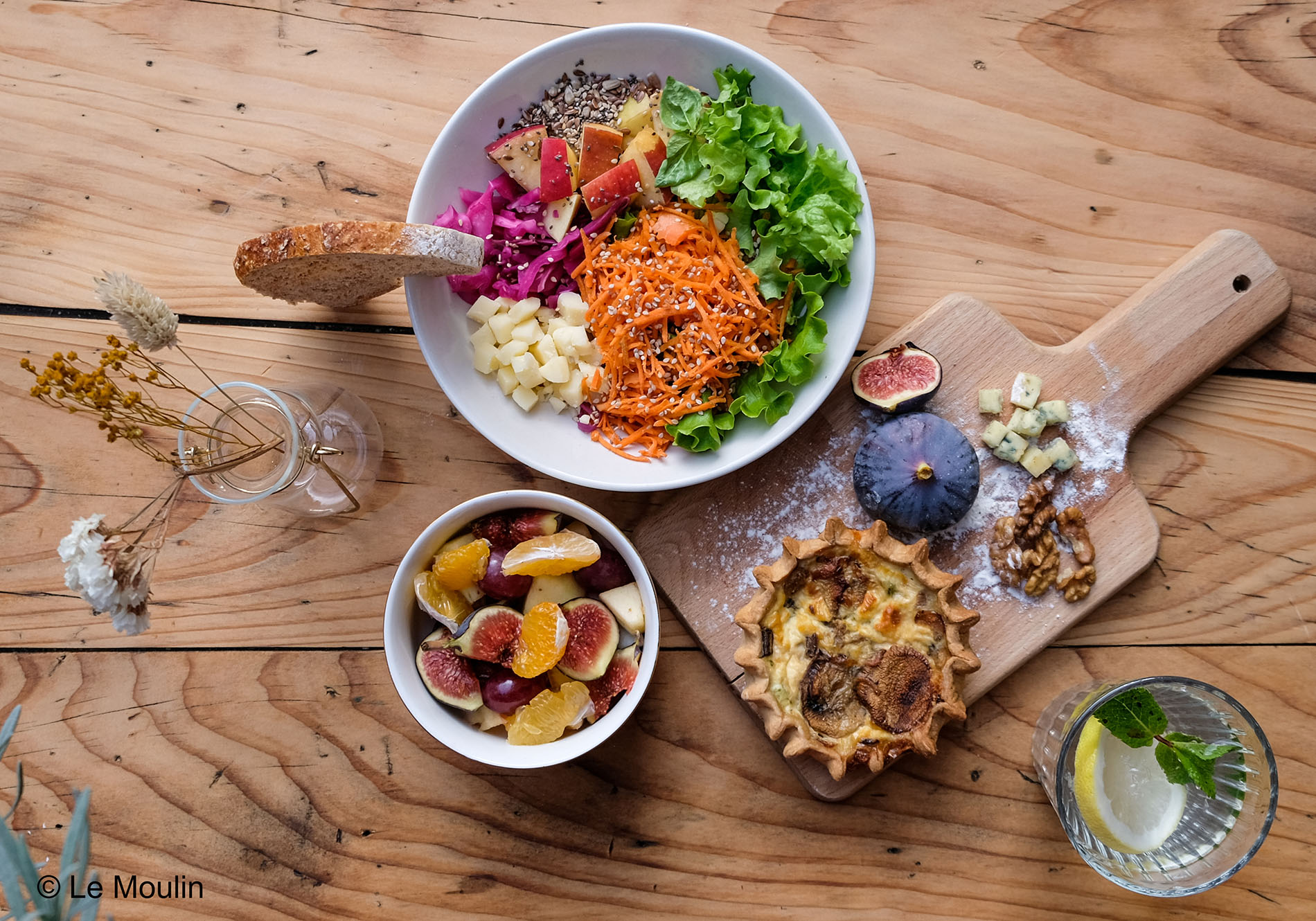 Variété de plats colorés sur une table ©Le Moulin