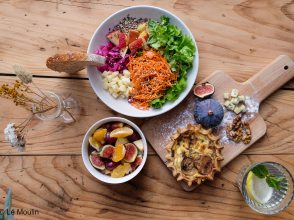 Variété de plats colorés sur une table ©Le Moulin