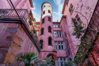La Tour Rose dans le Vieux Lyon. ©NinOVersaLphotographY