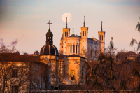 La basilique de Fourvière et le clocher de la chapelle de la Trinité dans le Lycée Ampère. ©Iulian Rotaru